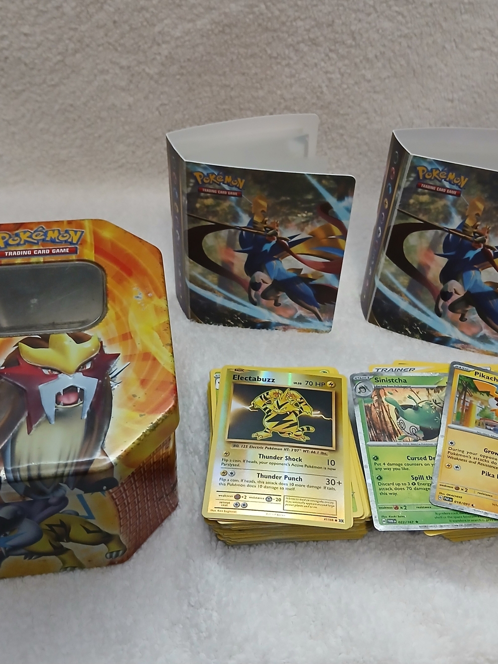 136 Poke'mon Cards,2010 Poke'mon Collector's Tin.
